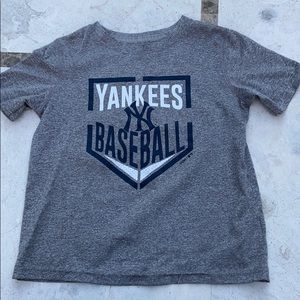 Boys NY Yankees size medium shirt